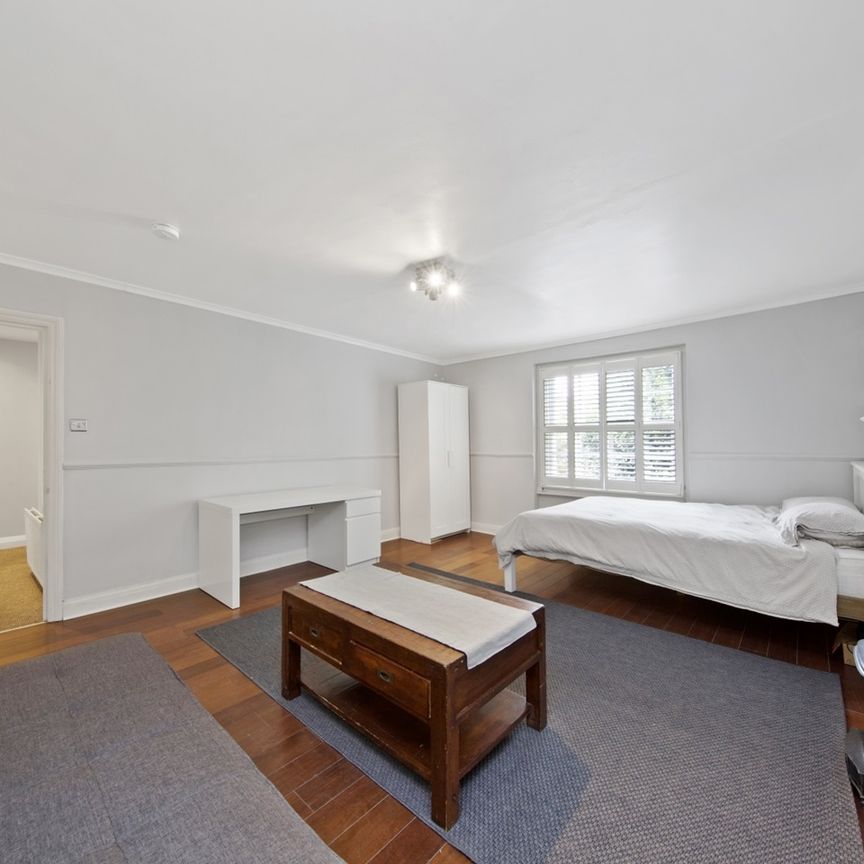 3 Bed Flat, Camden Road, N7 - Photo 1
