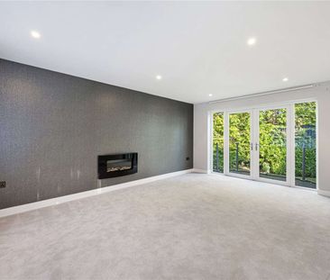 Exceptional contemporary home set within private gardens on one of ... - Photo 6