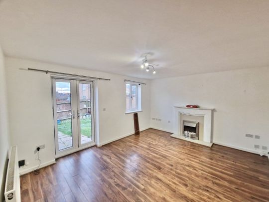 PETERBOROUGH - Photo 1