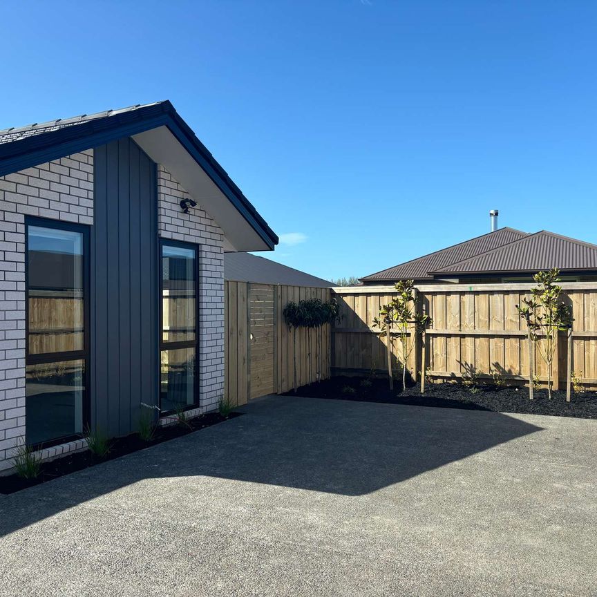 Multigenerational Living Made Easy: Two Homes, Two Tenancies, One Ideal Location! - Photo 1