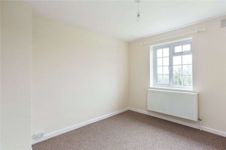 Newly decorated three-bedroom cottage in Elsfield - Photo 2