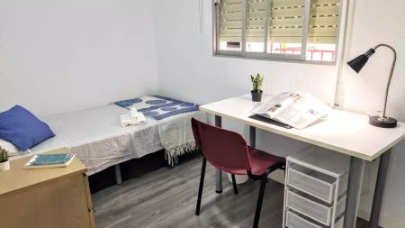 Room in a shared 6-bedroom apartment for rent in Burjassot, only females - Photo 4