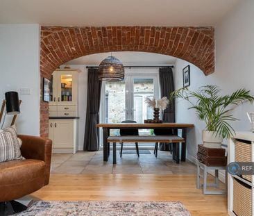 4 bedroom semi-detached house to rent - Photo 5