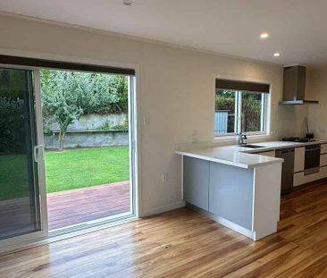 Modern sunny living - Photo 1