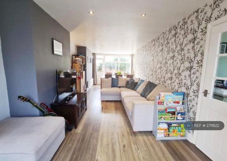 1 bedroom in a house share to rent - Photo 2