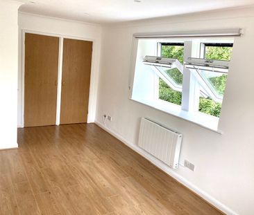 Quiet modern unfurnished one bedroom top floor flat to let – ideall... - Photo 3