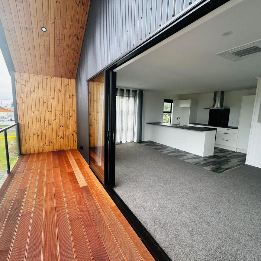 Stunning modern property with views - Photo 1