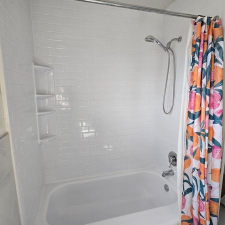 5 1/2 rénové lumineux, Ahuntsic - Idéal pour professionnel ou couple recherchant la tranquilité - Photo 3