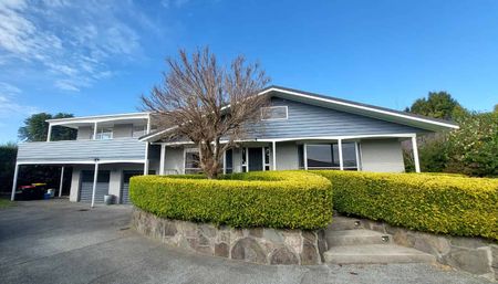 Large Family Four Bedroom Home in Matua! - Photo 5