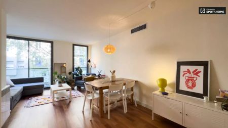 Room in a shared 3-bedroom apartment for rent in El Fort Pienc, professionals only - Photo 5