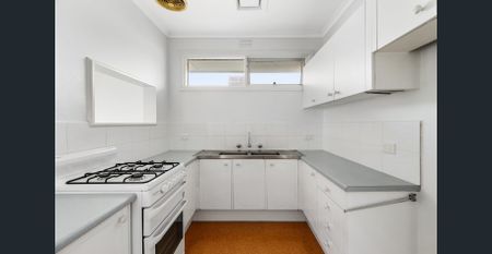 Light, Bright and Cheery Villa in the Balwyn High Zone - Photo 4