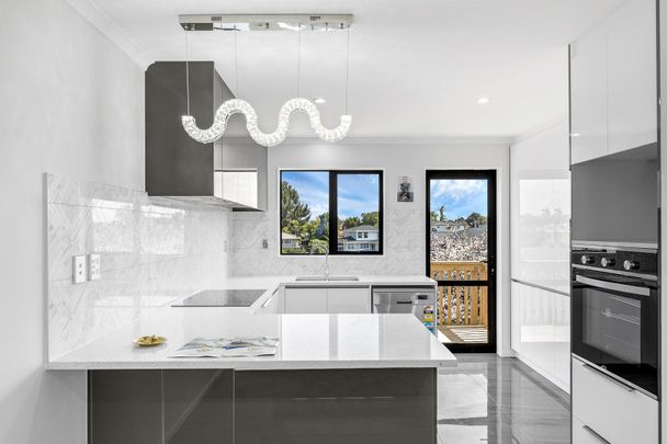 Spacious 6-Bedroom Townhouse for Rent in Manurewa – $900/Week - Photo 1