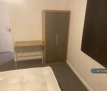 1 bedroom in a flat share to rent - Photo 2