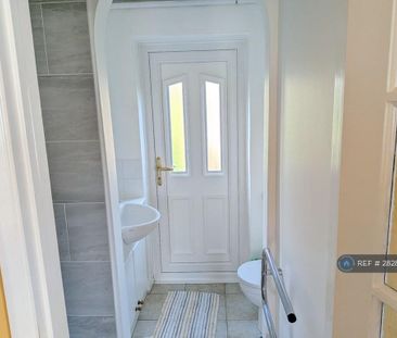 1 bedroom in a house share to rent - Photo 3