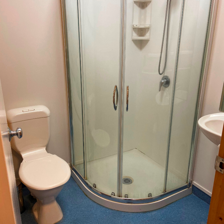 Fully furnished studio unit with one bathroom on the ground floor - Photo 1