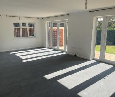 4 bedroom detached house to rent - Photo 2