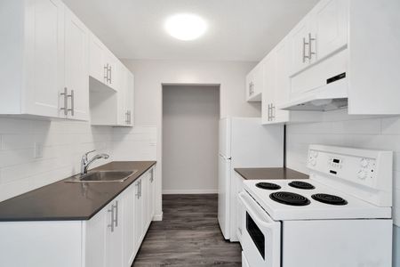 Ocean Park Manor - 1 Bedroom - Photo 2