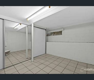 Beautifully maintained family home with dual living - Photo 2