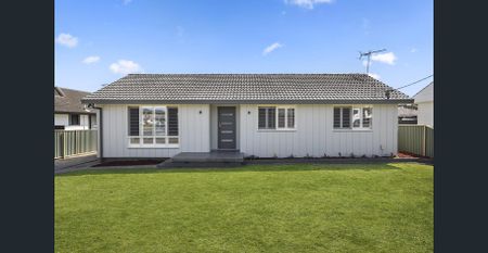 Modern Comfort Meets Entertainer's Delight: Stylish 3-Bedroom - Photo 3