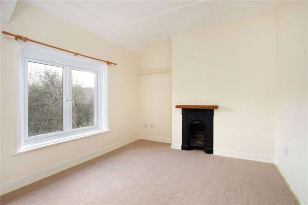 A three bedroom cottage with views of the surrounding countryside. - Photo 1