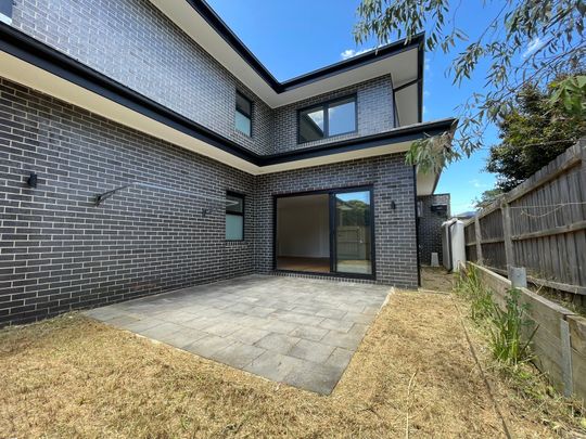 Brand New Townhouse in Prime Mount Waverley Court Location - Photo 1