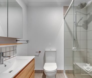 IMMACULATE 3 BEDROOM, 3 BATH TOWNHOUSE - Photo 6