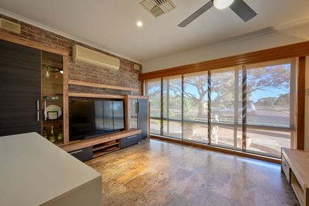 Spacious 3-Bedroom Family Home for Rent - Photo 2