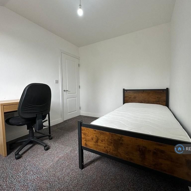 1 bedroom in a house share to rent - Photo 1