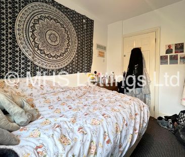 4 Bedroom Semi-Detached House for rent in Dennistead Crescent - Photo 6