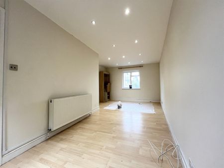 2 Bedroom Flat - Above Shop To Let - Photo 5