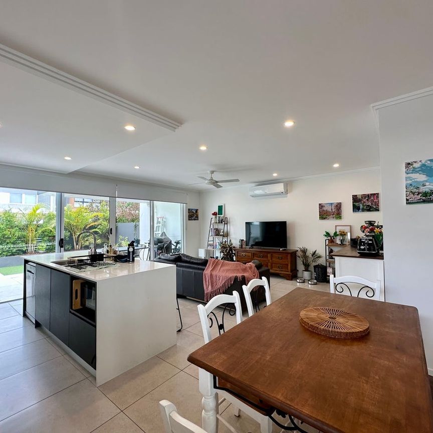 Modern Lifestyle in the Heart of Robina - Photo 1