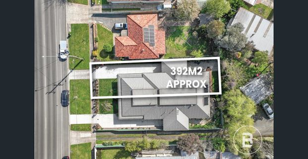 MODERN AND LUXURIOUS THREE BEDROOM HOME IN BALLARAT NORTH - Photo 1