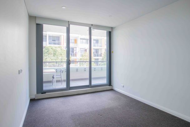 Lifestyle of Convenience-the spacious THREE Beds Room apartment! - Photo 1