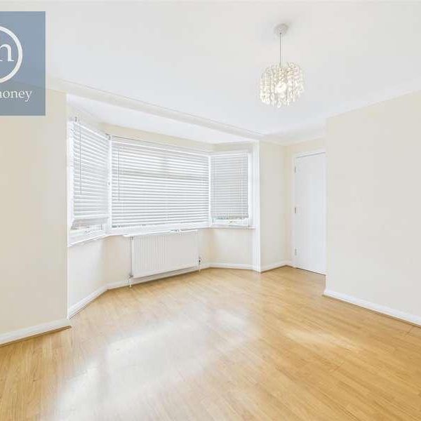 Royal Crescent, Ruislip, HA4 - Photo 1