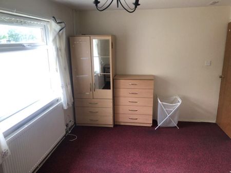 3 bedroom flat to rent - Photo 4