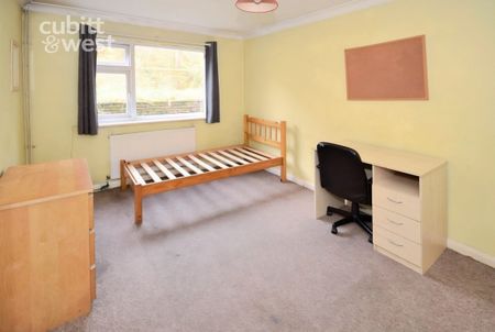 4 bedroom semi-detached house to rent - Photo 2