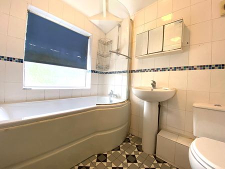 3 bedroom semi-detached house to rent - Photo 4