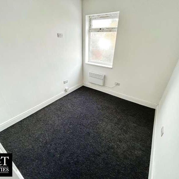 Long Lane, Halesowen, B62 - Photo 1