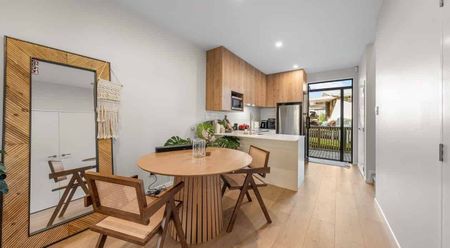 Modern 2-bdrm townhouse Avondale - Semi-furnished - Photo 2