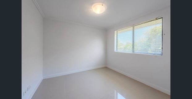 Freshly painted modern 2 bedroom granny flat with good side yard & garden shed - Photo 1