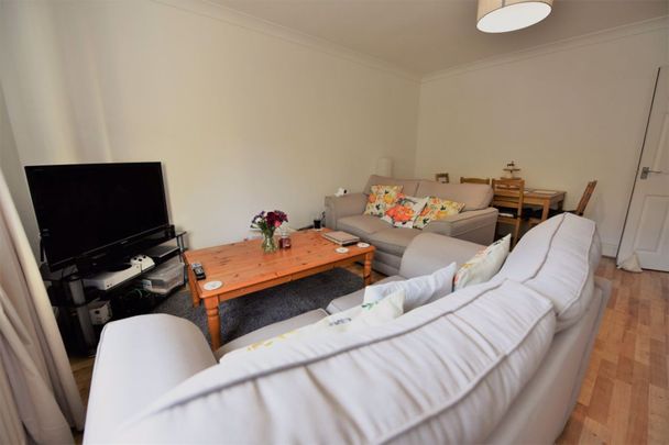 2 bedroom Flat in Ash Grove, Leeds - Photo 1