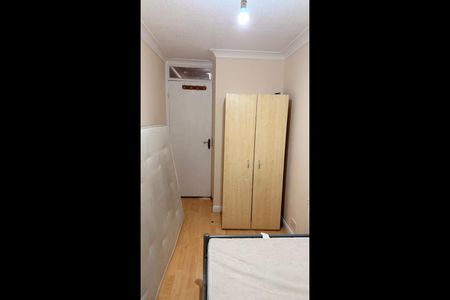 Room in a Shared House, Swindon Close, IG3 - Photo 5