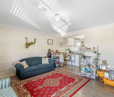 Tidy Two Bedroom Unit - Photo 2
