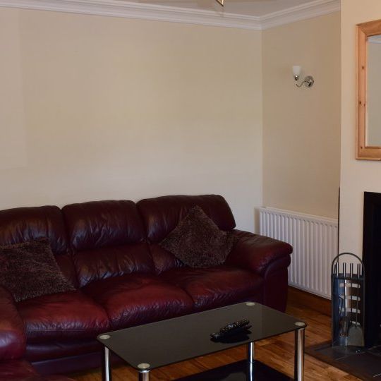 Classic room in 5-bedroom apartment in Clondalkin, Dublin - Photo 1