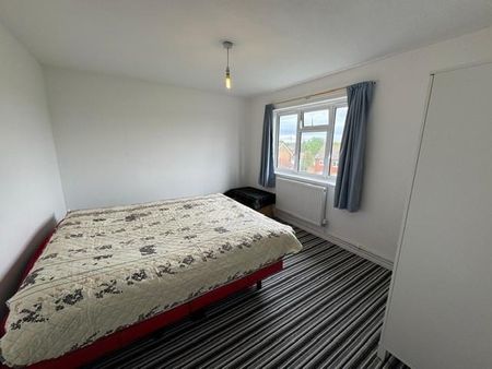 3 bedroom flat to rent - Photo 5