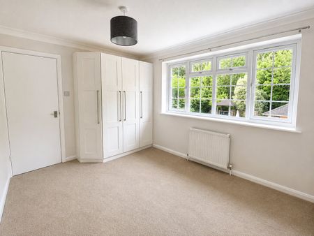 Spencer Close, Epsom, Surrey, KT18 6HR - Photo 4