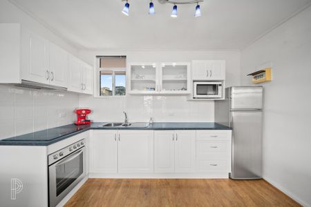 Top-Floor Living Between the City and Braddon - Photo 4