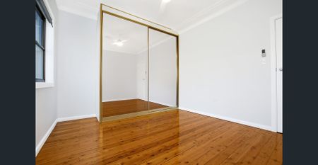 Fully renovated house with lake views - Photo 2