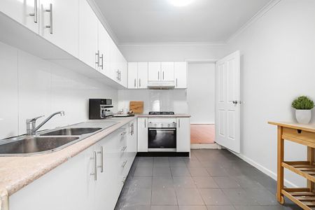 Charming & Freshly Painted 4-Bedroom Family Home - Photo 2