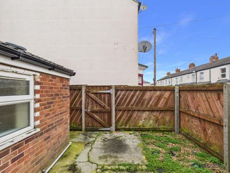 2 bedroom terraced house to rent - Photo 4